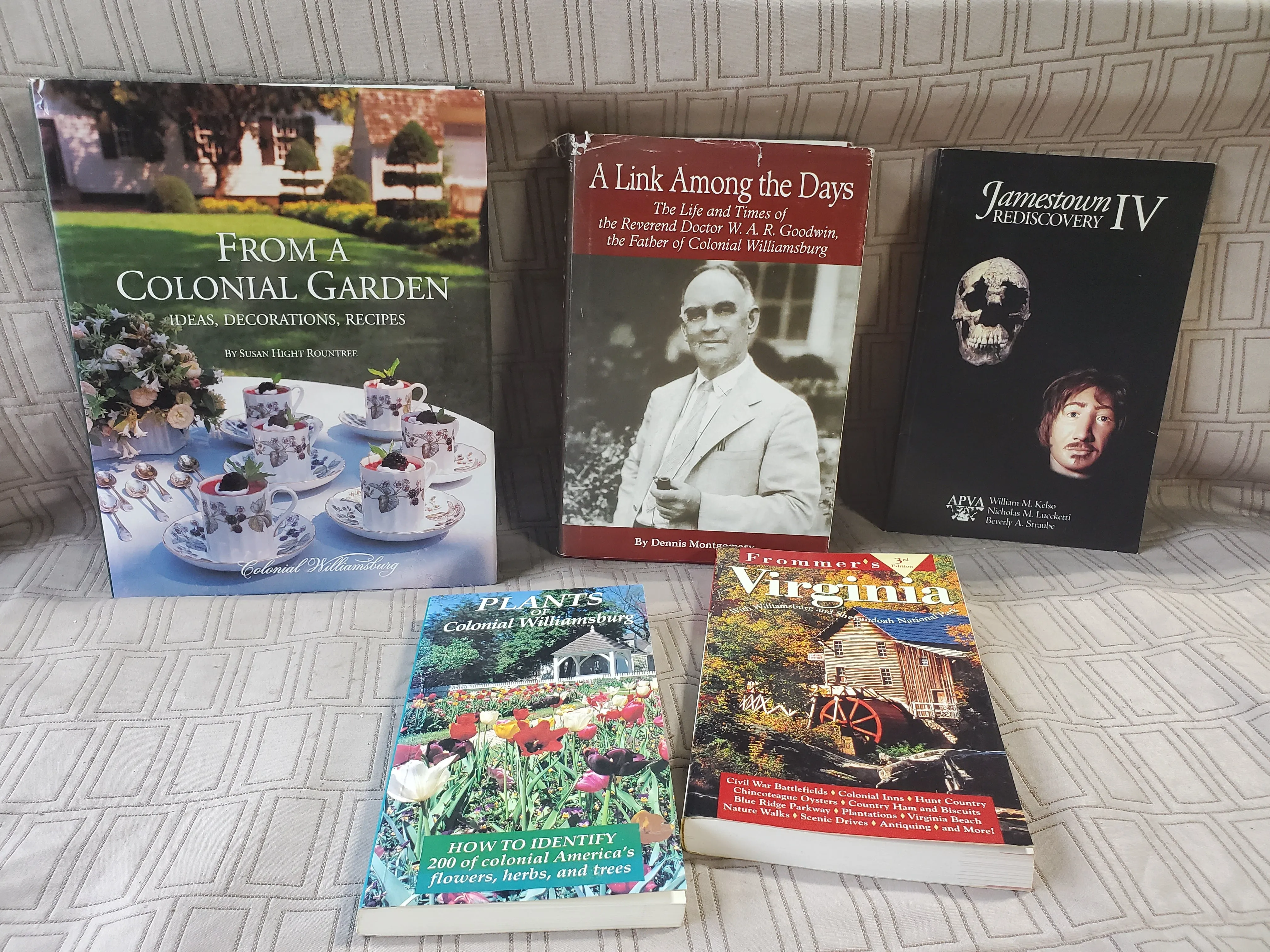 5 Piece Lot of Williamsburg Virginia Books