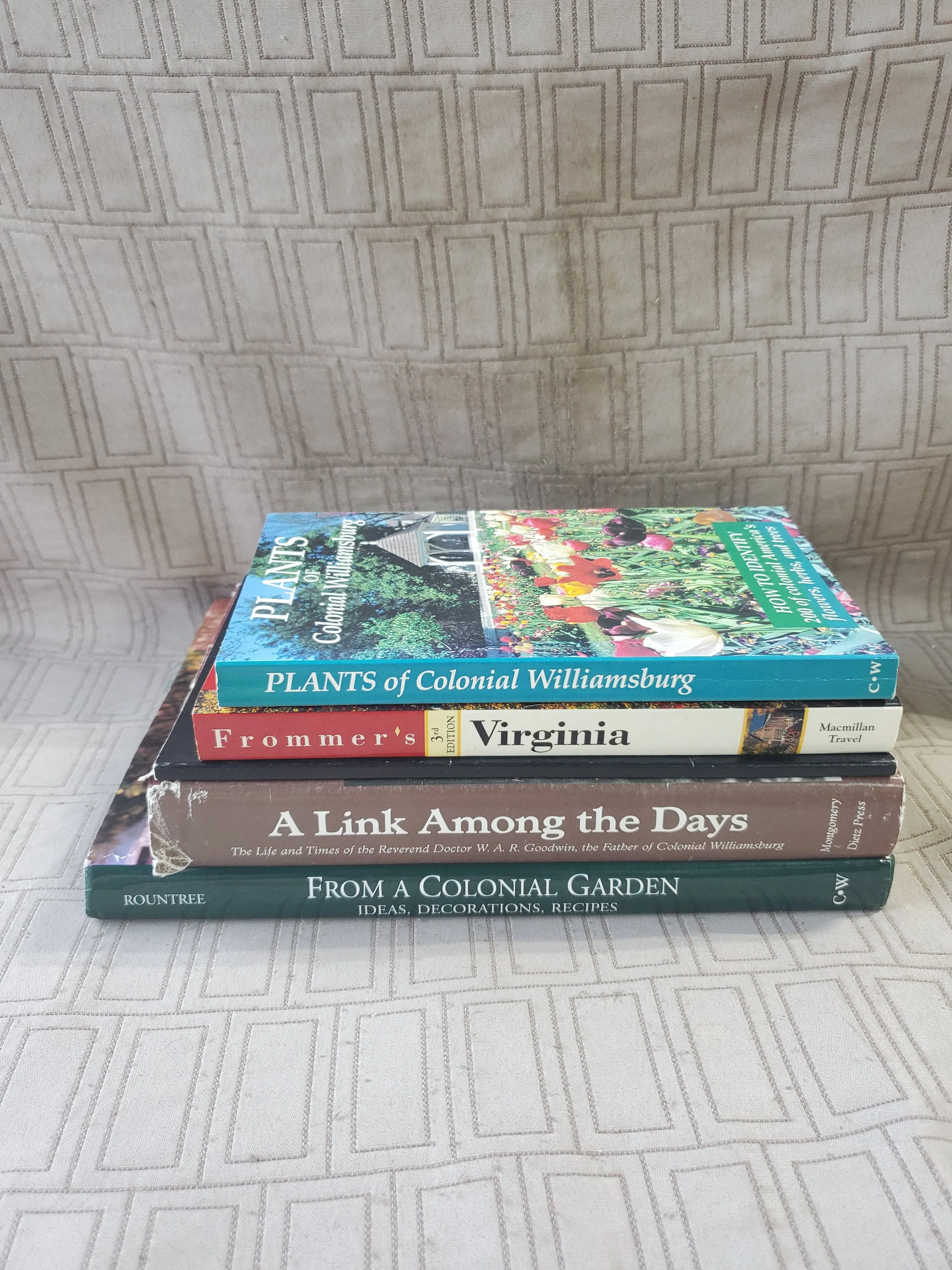 5 Piece Lot of Williamsburg Virginia Books